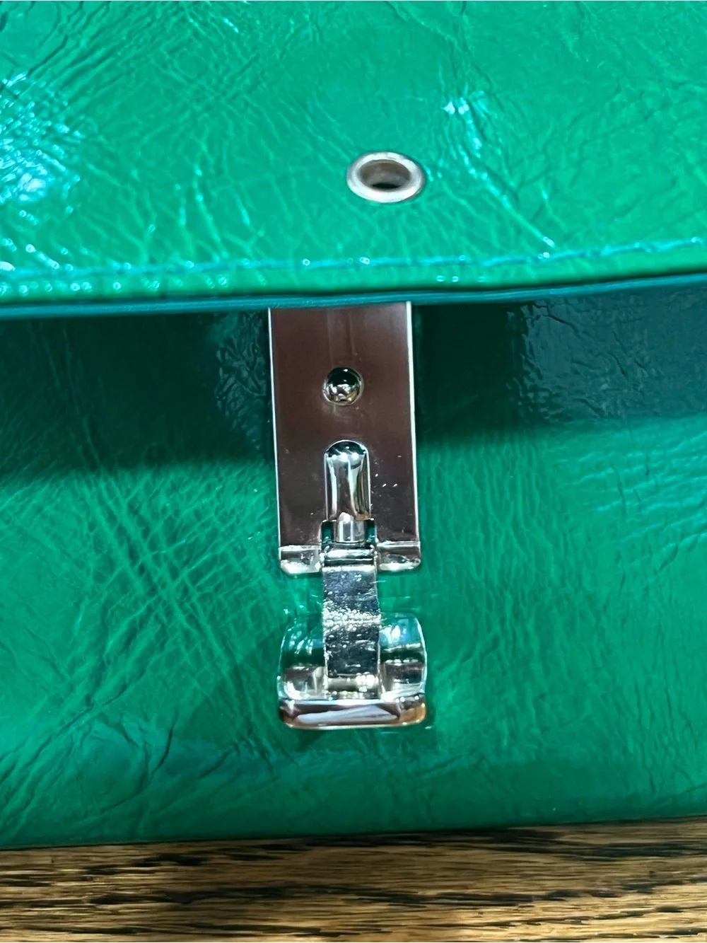 💚 Liz Claiborne Green Leather-Look Wallet – Fern - fun, whimsical, bright, Y2K